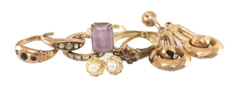 ASSORTED 9CT GOLD JEWELLERY, including presumed amethyst dress ring, pair of earrings, pair of ear