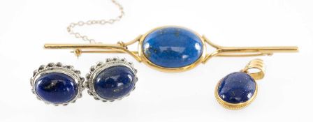 LAPIS LAZULI BAR BROOCH in 18ct gold, centred with a cabochon stone, marked '750', with safety