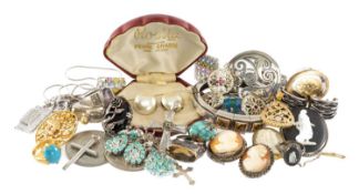 ASSORTED SILVER & WHITE METAL JEWELLERY comprising pendants on chain, fine chains, locket on