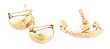 18CT GOLD GONDOLA CHARM, 28mms, 2.5g; and a pair of 14ct gold ear clips with laurel leaf cut