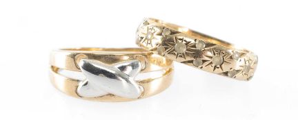9CT TWO-COLOUR GOLD CROSS-FORM DOUBLE-SHANK RING, size K, 2.5g; and a 9ct gold star chased