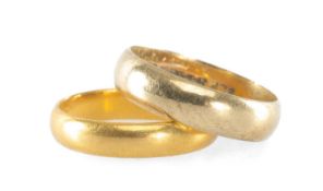 22CT GOLD WEDDING RING, Birmingham 1992, size O, 4g; and a 9ct gold wedding ring, size P/Q, 2.9g (2)