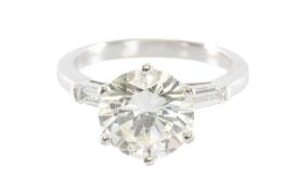 GOOD DIAMOND RING OF SOLITAIRE DESIGN, centred with a round brilliant-cut diamond approx. 3.28cts,