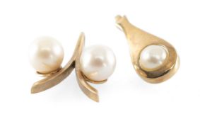 9CT GOLD & CULTURED PEARL WISHBONE SHAPED PENDANT, 27 x 21mms, 4.2g; and a further 9ct gold and