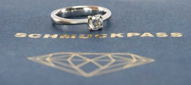 18CT GOLD SOLITAIRE DIAMOND RING, 0.34ct round brilliant-cut diamond of top Clarity, with jeweller's