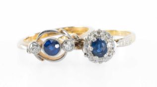 ATTRACTIVE SAPPHIRE & DIAMOND THREE-STONE RING, the round-cut stones in beaded collet mounts, on