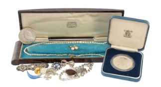 ASSORTED JEWELLERY & COINS comprising silver circle-link bracelet, bloodstone and carnelian silver-