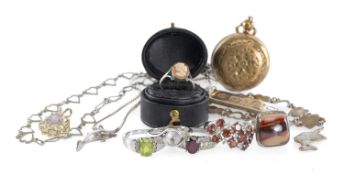 ASSORTMENT OF DECORATIVE SILVER JEWELLERY, including an Elizabeth II Silver Jubilee ingot pendant,