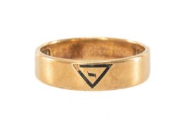14K GOLD BAND, marked to inner shank with Latin motto 'virtus junxit mors non separabit', with