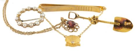 SHELL LONG SERVICE TIE CLIP in 9ct gold, '25 years', 9.5g; a 'gold miner's' nugget and spade
