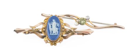 WEDGWOOD JASPER CAMEO BROOCH in 9ct gold, 50mms, 3.3g; and a 9ct gold peridot and seed pearl bar