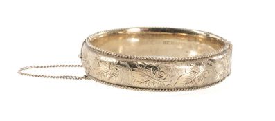 SILVER GILT HOLLOW HINGED BANGLE, with leaf engraved decoration and rope-twist rim, with safety