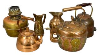19TH CENTURY COPPER KETTLE, with brass mounts and acorn finial, 28cms (h); and other copper ware