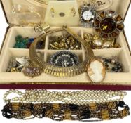 JEWELLERY BOX & CONTENTS, including simulated pearl bracelet, large amber stone brooch, cameo