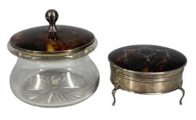 GEORGE V SILVER & TORTOISESHELL RING BOX, of circular form, with velvet interior, raised on three