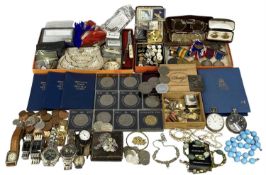 ASSORTED COLLECTABLES, including Great Wall medal duo to 15112 Pte. M.C. Pughe, Welsh Regiment,