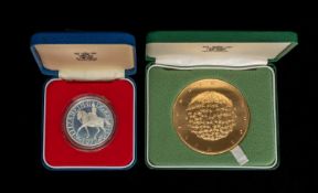 QUEEN ELIZABETH II SILVER COMMEMORATIVE CROWN, 1977, encapsulated and in presentation box, and a