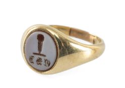 YELLOW METAL SARDONYX LADIES' SIGNET RING, the oval hardstone engraved with ostrich feather crest