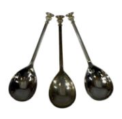 THREE ELIZABETH II SILVER SEAL TOP SPOONS, London 1983, 12.5cms (l), 3ozt Provenance: private