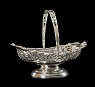 EDWARD VII OVAL SILVER CAKE BASKET, Henry Moreton, Birmingham 1903, pierced Rococo shaped sides with