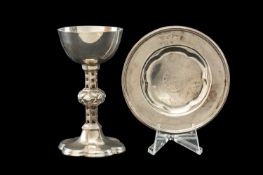 EDWARD VII SILVER TRAVELLING COMMUNION SET, Walker & Hall, Sheffield 1903, paten on short foot 8.