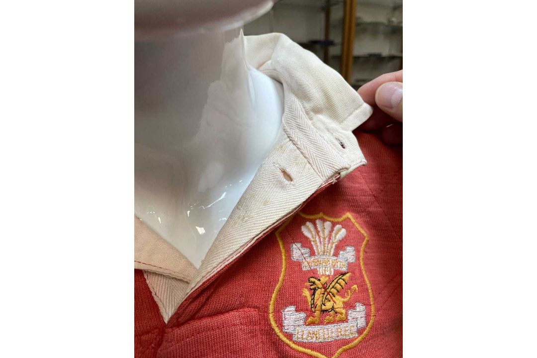A VICTORIOUS 1972 LLANELLI RUGBY UNION JERSEY FAMOUSLY MATCH-WORN BY TOMMY DAVID VERSUS NEW - Image 23 of 24