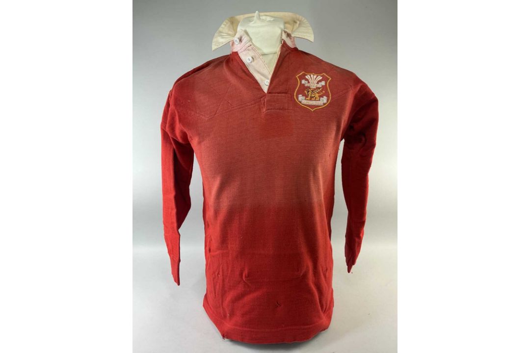 A VICTORIOUS 1972 LLANELLI RUGBY UNION JERSEY FAMOUSLY MATCH-WORN BY TOMMY DAVID VERSUS NEW - Image 4 of 24