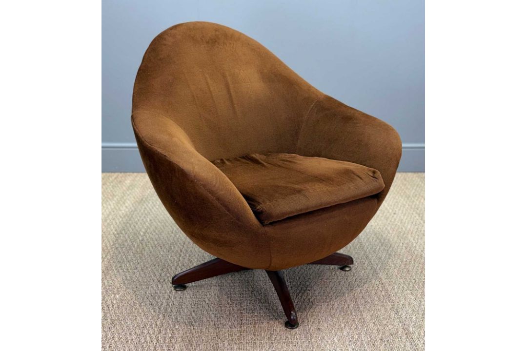 MID-CENTURY 'SWIVEL & ROCK' EGG CHAIR, in the manner of Greaves and Thomas, chocolate brown Dralon - Image 3 of 7