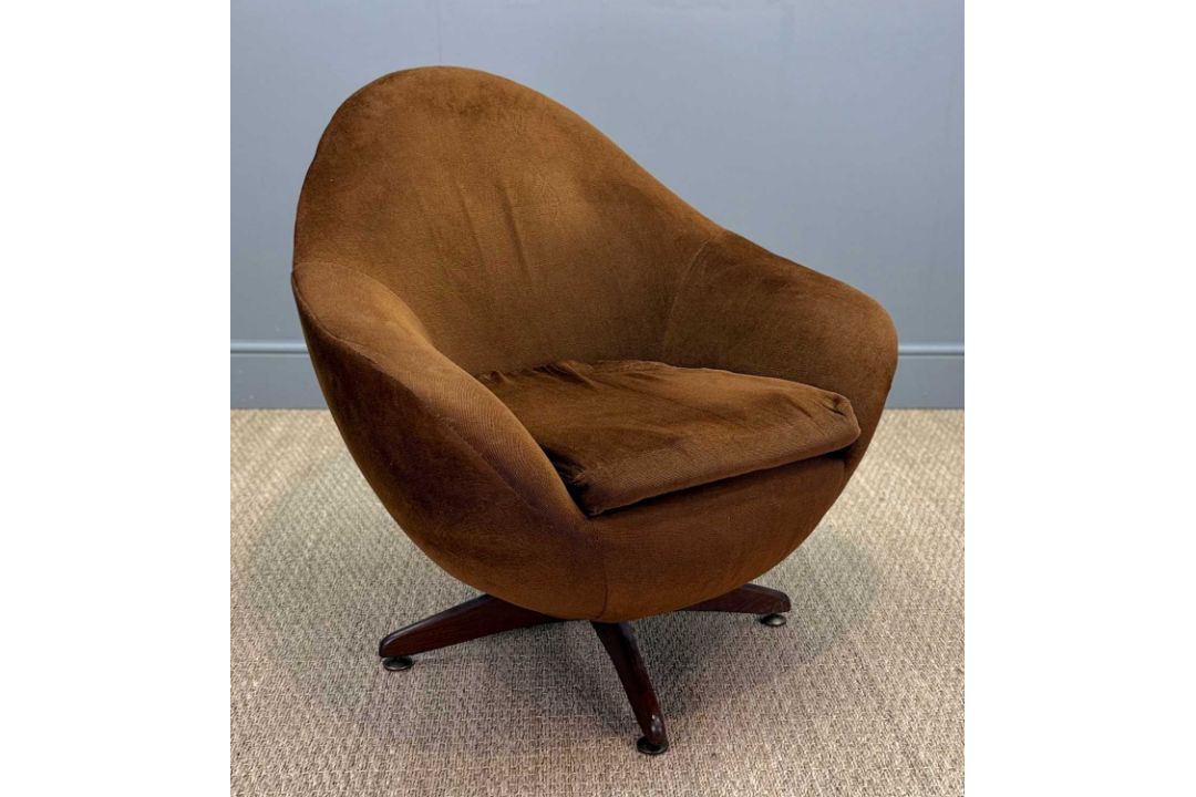 MID-CENTURY 'SWIVEL & ROCK' EGG CHAIR, in the manner of Greaves and Thomas, chocolate brown Dralon - Image 4 of 7