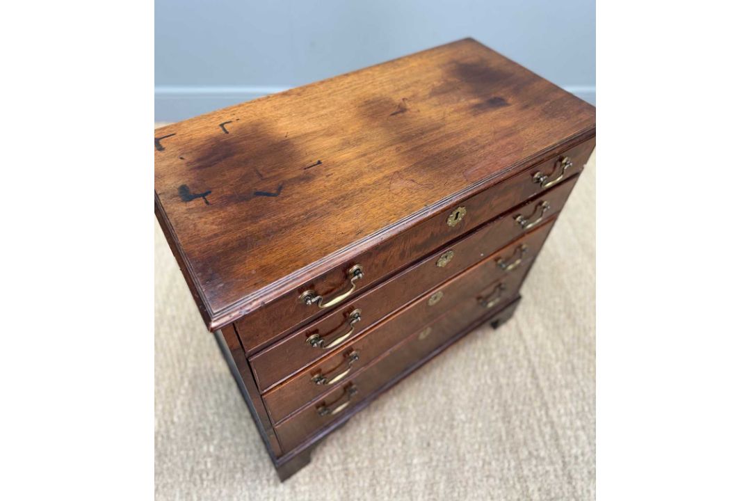 SMALL EARLY 19TH CENTURY MAHOGANY CHEST, four long graduated drawers, swan-neck brass handles, - Image 4 of 5