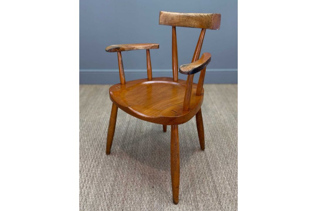 UNUSUAL VERNACULAR WINDSOR CHAIR, stout spindles supporting independent cresting rail and paddle - Image 5 of 5
