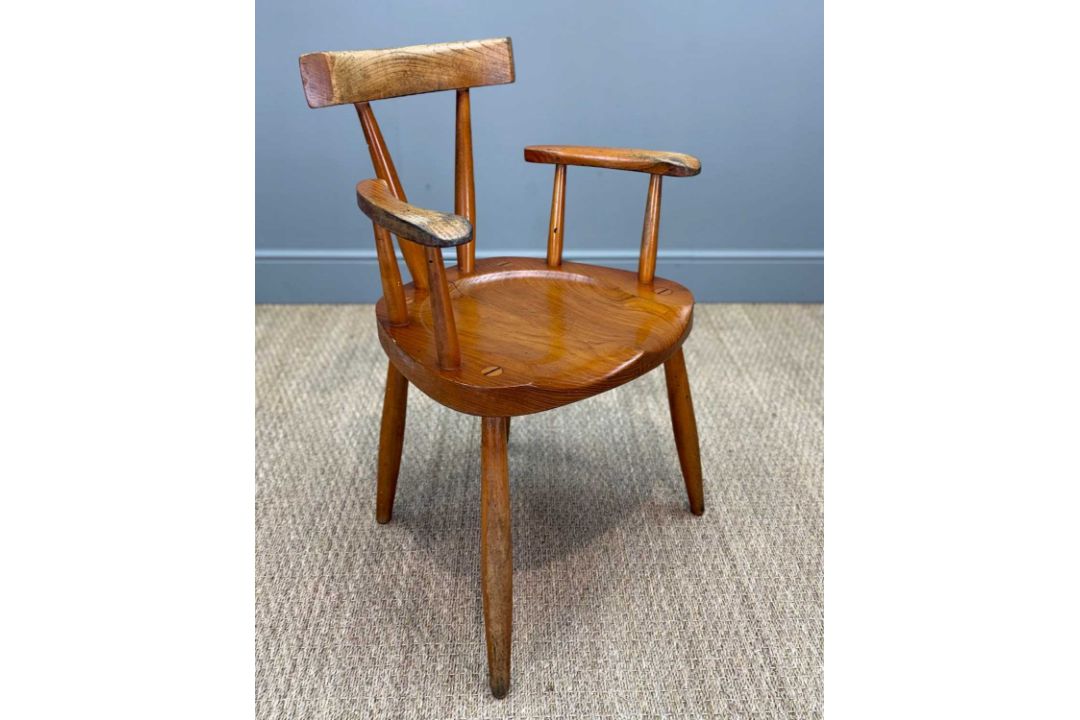 UNUSUAL VERNACULAR WINDSOR CHAIR, stout spindles supporting independent cresting rail and paddle - Image 3 of 5