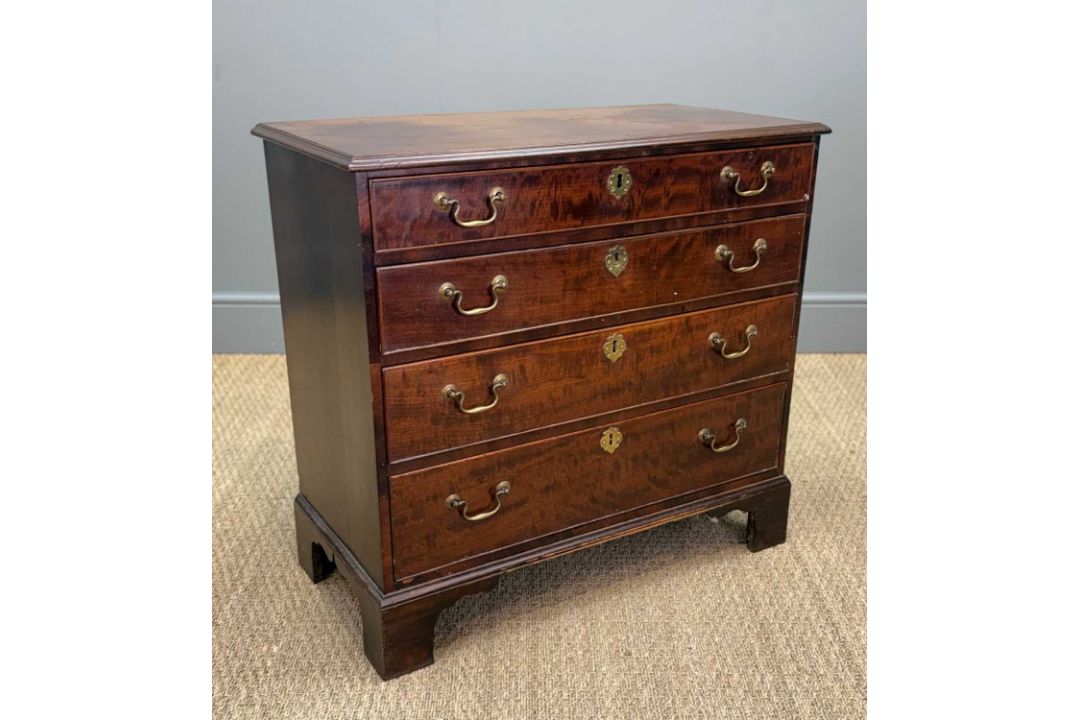 SMALL EARLY 19TH CENTURY MAHOGANY CHEST, four long graduated drawers, swan-neck brass handles, - Image 5 of 5