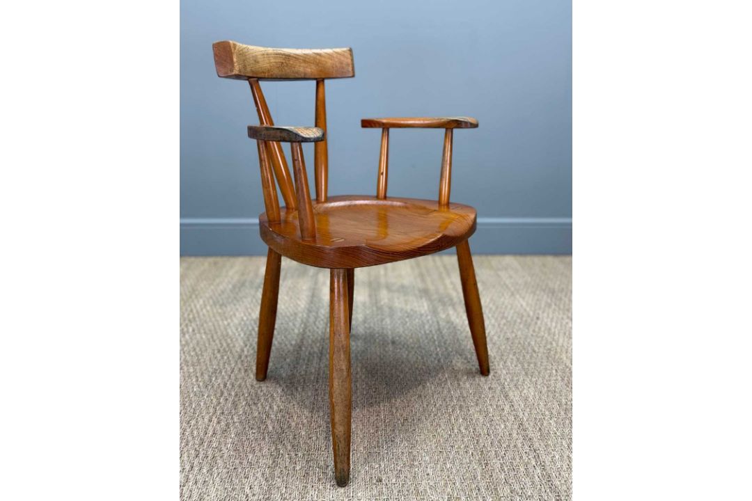 UNUSUAL VERNACULAR WINDSOR CHAIR, stout spindles supporting independent cresting rail and paddle - Image 4 of 5