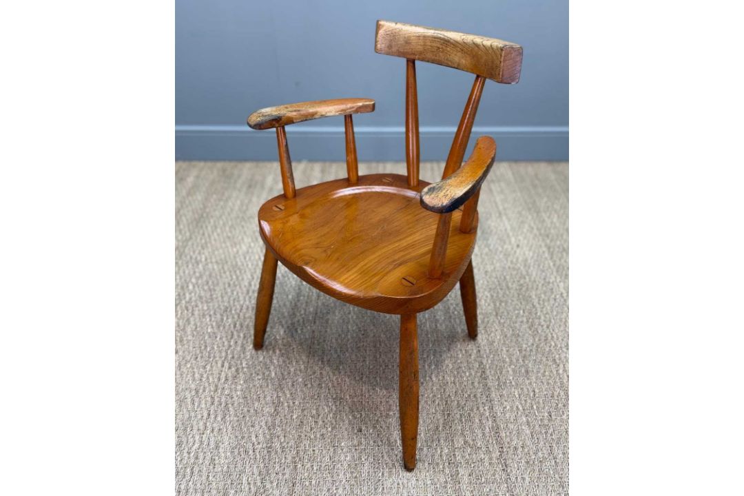 UNUSUAL VERNACULAR WINDSOR CHAIR, stout spindles supporting independent cresting rail and paddle - Image 2 of 5