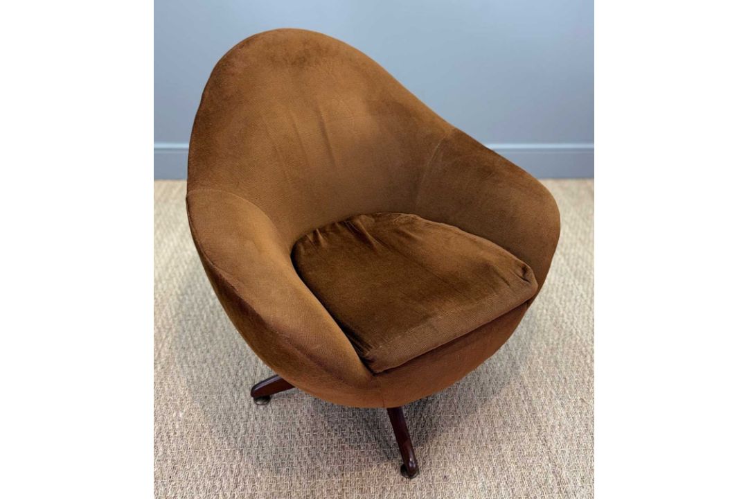MID-CENTURY 'SWIVEL & ROCK' EGG CHAIR, in the manner of Greaves and Thomas, chocolate brown Dralon - Image 2 of 7