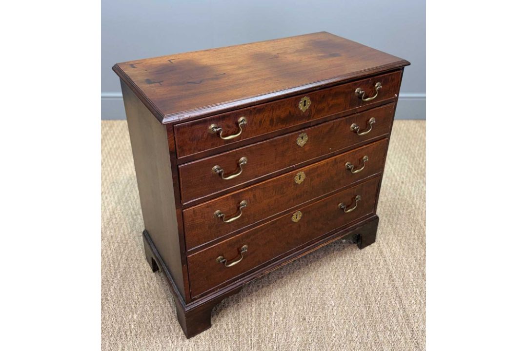 SMALL EARLY 19TH CENTURY MAHOGANY CHEST, four long graduated drawers, swan-neck brass handles, - Image 3 of 5