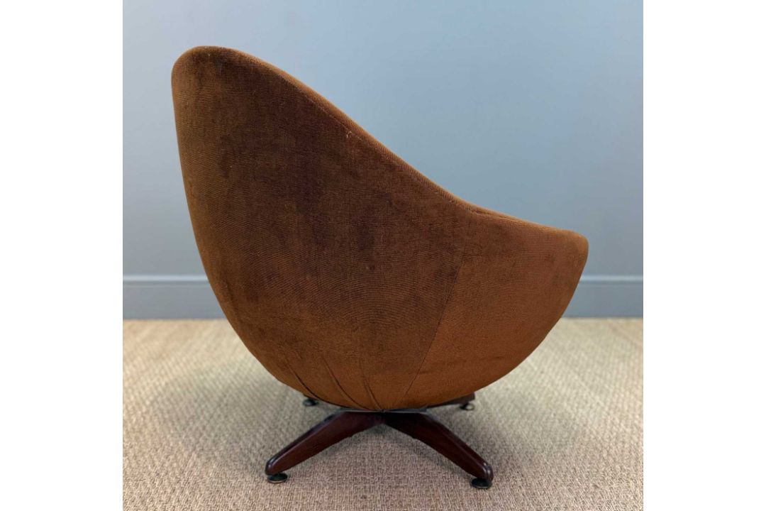MID-CENTURY 'SWIVEL & ROCK' EGG CHAIR, in the manner of Greaves and Thomas, chocolate brown Dralon - Image 5 of 7