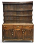 CAERNARFONSHIRE WELSH DRESSER & PLATE RACK circa 1750-1770, heavy boarded plate rack with three