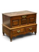 GOOD WELSH JOINED OAK COFFOR BACH, circa 1780, the top with rudimentary peg hinges, three fielded