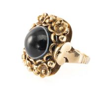 YELLOW METAL & BANDED AGATE RING, rectangular floral panel with centrally set cabochon agate,