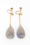 PAIR OF 9CT GOLD & AGATE PENDANT EARRINGS, the tear-shaped hardstones cased in gold wirework,