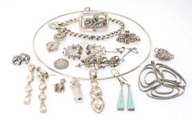 ASSORTED SILVER JEWELLERY, comprising curb-link charm bracelet and 7 charms (7 loose), white crystal