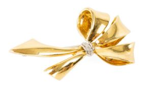 18K GOLD DIAMOND RIBBON BROOCH, stamped '750', 5cms, 14.1g Provenance: private collection Cardiff