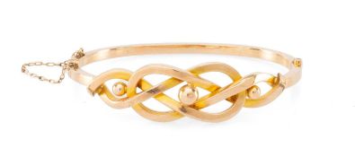 EDWARDIAN 9CT GOLD KNOT-FORM HINGED BANGLE with safety chain, cuff size 60mms, 8.49g, boxed