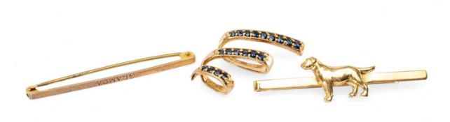 9CT GOLD JEWELLERY comprising 9ct gold safety pin brooch engraved 'Grampa', 9ct gold dog tie clip,