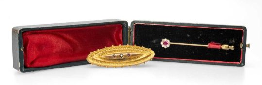 ATTRACTIVE EDWARDIAN RUBY & DIAMOND CLUSTER STOCK PIN, centred with a cushion-cut ruby of approx.