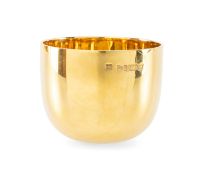9CT GOLD TUMBLER CUP BY LOWE & SONS, CHESTER, hallmarked for the last year of the Chester Assay