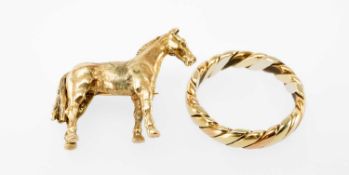 9CT GOLD EQUESTRIAN BROOCH, 25mms, 5.4g; and a 9ct two-colour gold wrythen wedding ring, size Q, 5.
