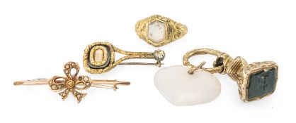 SMALL SELECTION OF JEWELLERY, including 9ct gold and seed pearl bow brooch, Chester 1914; memorial